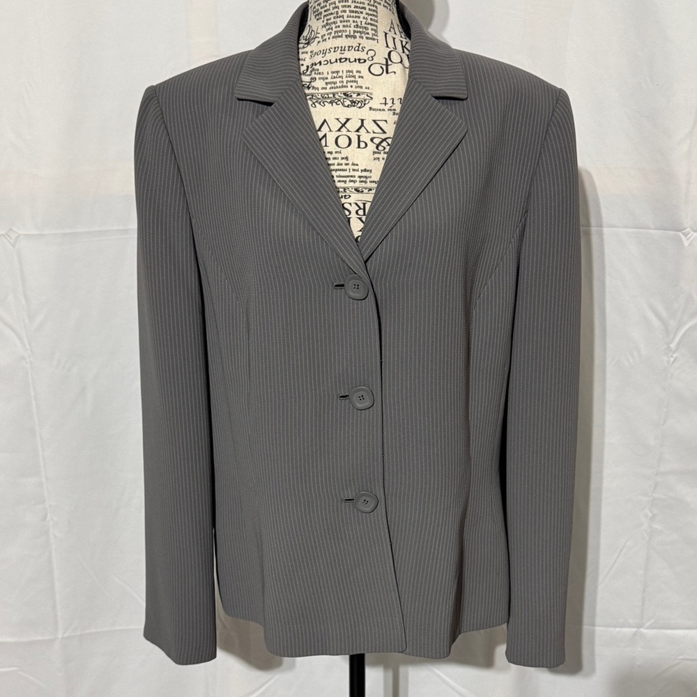 Elegant Gray Women's Suit Jacket